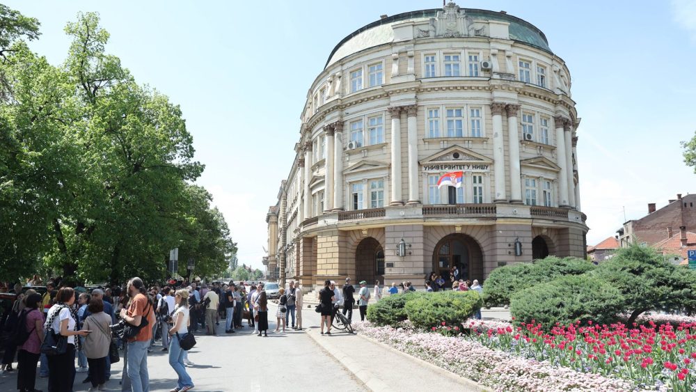 Tribina Slobodnog univerziteta u Nišu o onlajn nastavi ispred rektorata: Studenti koji deseti dan blokiraju zgradu u to vreme najavili "društvene igre" 2