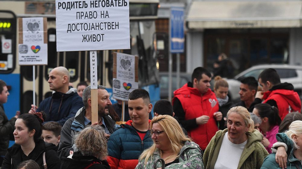Šokirani, nemoćni, besni...: Kako je jedno glasanje u Skupštini razočaralo roditelje dece sa smetnjama u razvoju 1