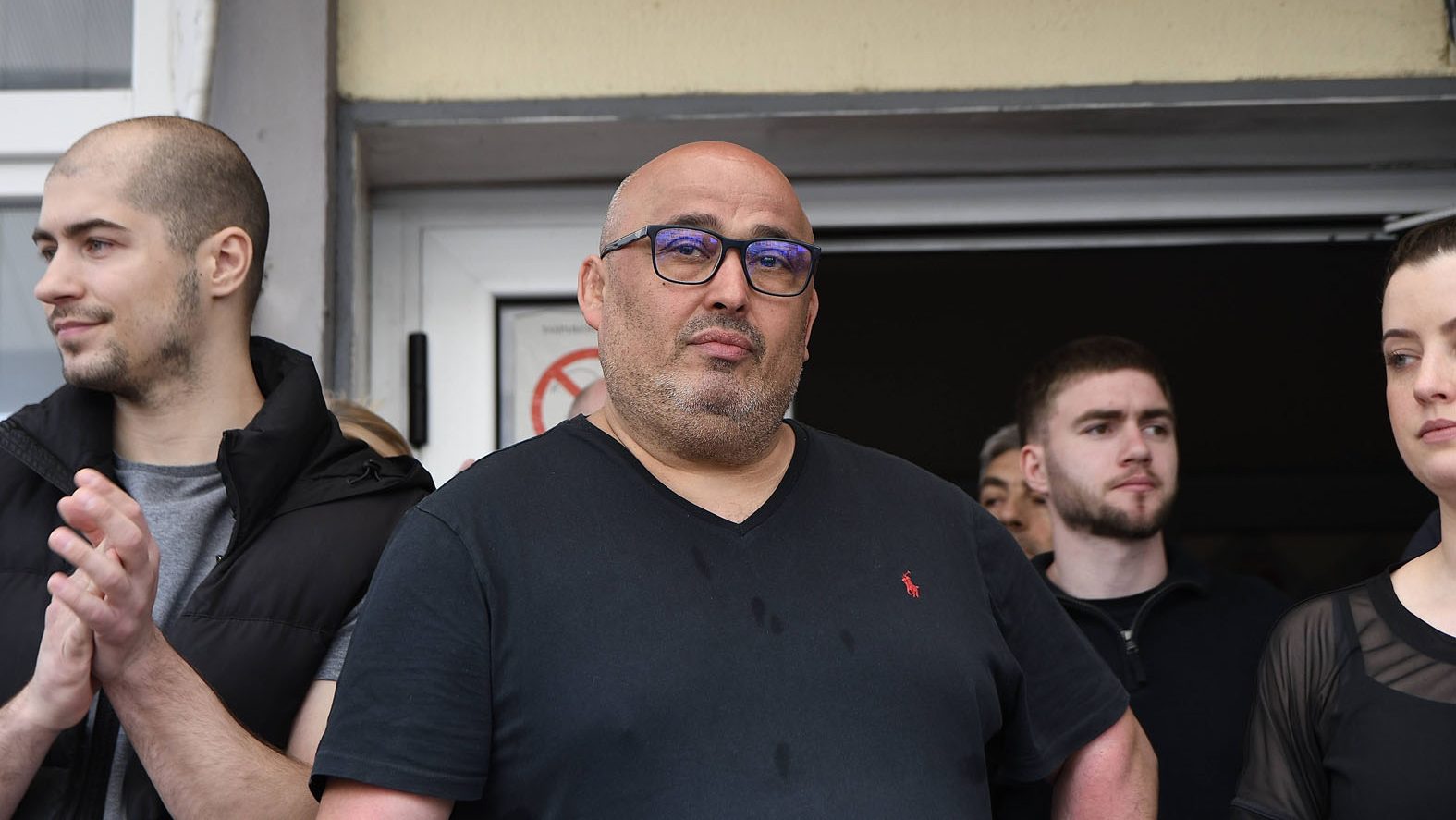 Svečana sednica novosadske skupštine održana uz jake policijske snage: Dekanu Patriku Dridu dodeljena Oktobarska nagrada 2