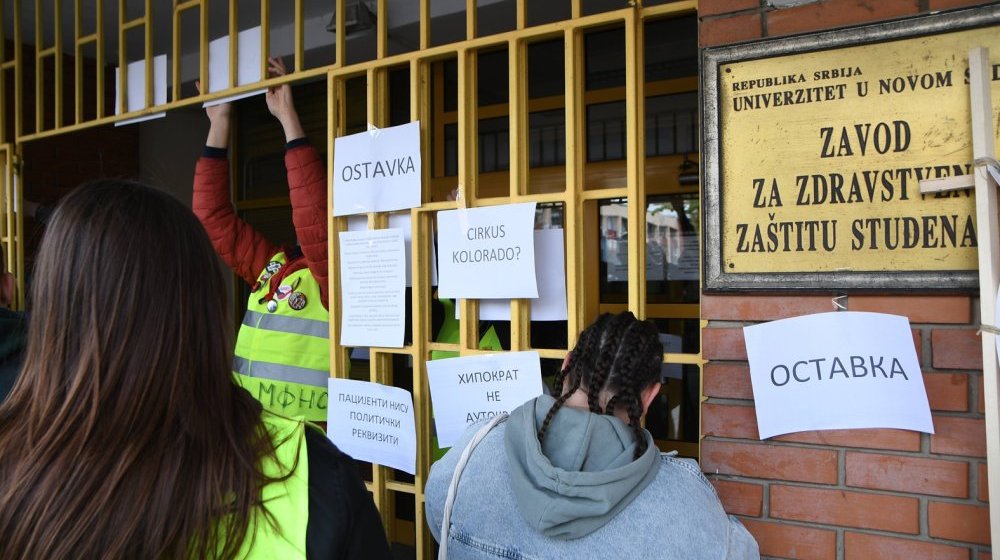 Studenti i građani održali protest ispred Zavoda za zdravstvenu zaštitu u Novom Sadu: "Pacijenti nisu politički rekviziti" 1