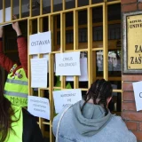 Studenti i građani održali protest ispred Zavoda za zdravstvenu zaštitu u Novom Sadu: "Pacijenti nisu politički rekviziti" 9