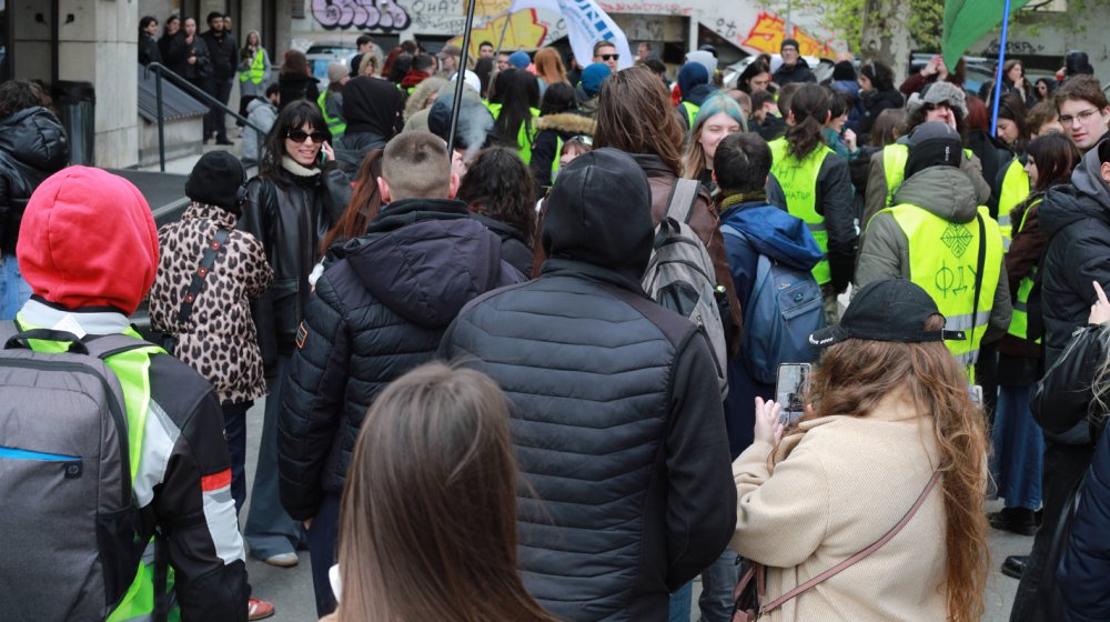 Protest ispred Univerziteta Union zbog najave početka aprilskog roka, blokirana Ulica cara Dušana 1