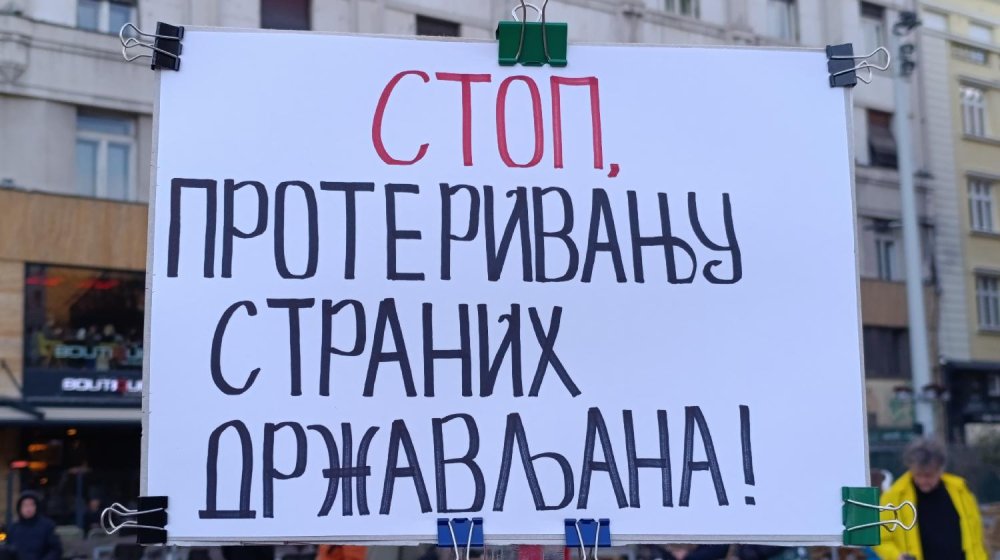 Pobunjeni univerzitet i građani protestovali zbog proterivanja stranaca na Trgu Republike 1