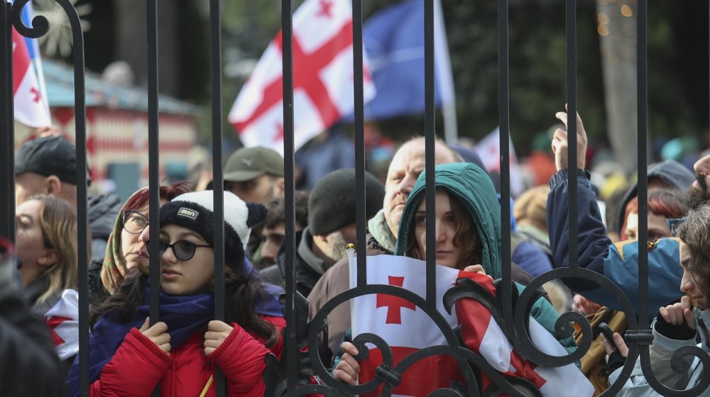 U Gruziji otpušteno oko 700 državnih službenika zbog podrške proevropskim protestima