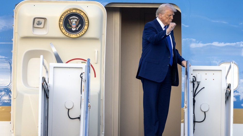 Rugao se Bajdenu: Tramp zamalo pao na stepenicama predsedničkog aviona (VIDEO) 1