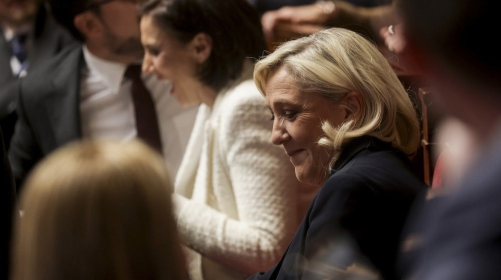 "Vlada na ivici kolapsa a jedina pobednica je Le Pen": Pol Tejlor analizira političku krizu u Francuskoj 1