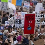 Održane masovne demonstracije širom SAD protiv politika Trampa i Maska: "Dalje ruke" (VIDEO,FOTO) 5