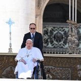 Papa se pojavio u javnosti: Nenajavljeno izašao na trg na kraju mise 11