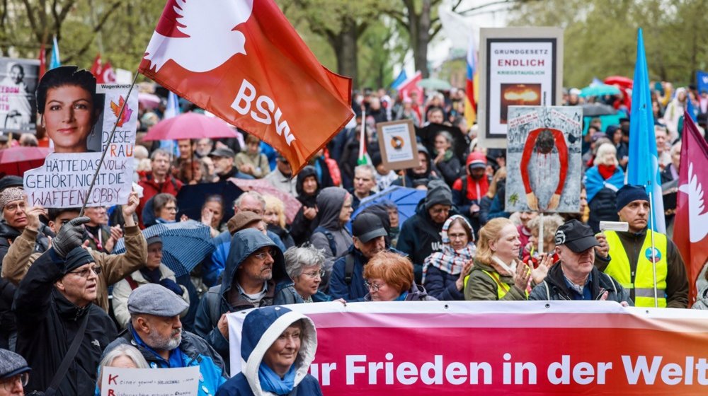 "Mir, ne oružje": Hiljade ljudi na uskršnjim mirovnim marševima širom Nemačke 1