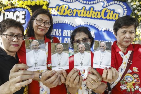 Condolences for Pope Francis at the Vatican Embassy in Jakarta Premešteno telo pape Franje: Bazilika svetog Petra otvorena za javnost, na sahranu u subotu se očekuje 200.000 ljudi (VIDEO, FOTO) 8
