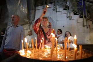 Latin Patriarch of Jerusalem Pizzaballa holds special prayer for late Pope Francis Premešteno telo pape Franje: Bazilika svetog Petra otvorena za javnost, na sahranu u subotu se očekuje 200.000 ljudi (VIDEO, FOTO) 7