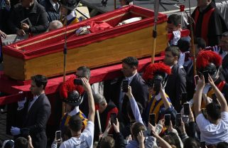 Pope Francis' coffin transferred to St. Peter's Basilica to lie in state ahead of funeral Premešteno telo pape Franje: Bazilika svetog Petra otvorena za javnost, na sahranu u subotu se očekuje 200.000 ljudi (VIDEO, FOTO) 2