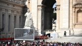 Pope Francis' coffin transferred to St. Peter's Basilica to lie in state ahead of funeral Premešteno telo pape Franje: Bazilika svetog Petra otvorena za javnost, na sahranu u subotu se očekuje 200.000 ljudi (VIDEO, FOTO) 3