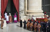 Pope Francis' coffin transferred to St. Peter's Basilica to lie in state ahead of funeral Premešteno telo pape Franje: Bazilika svetog Petra otvorena za javnost, na sahranu u subotu se očekuje 200.000 ljudi (VIDEO, FOTO) 6