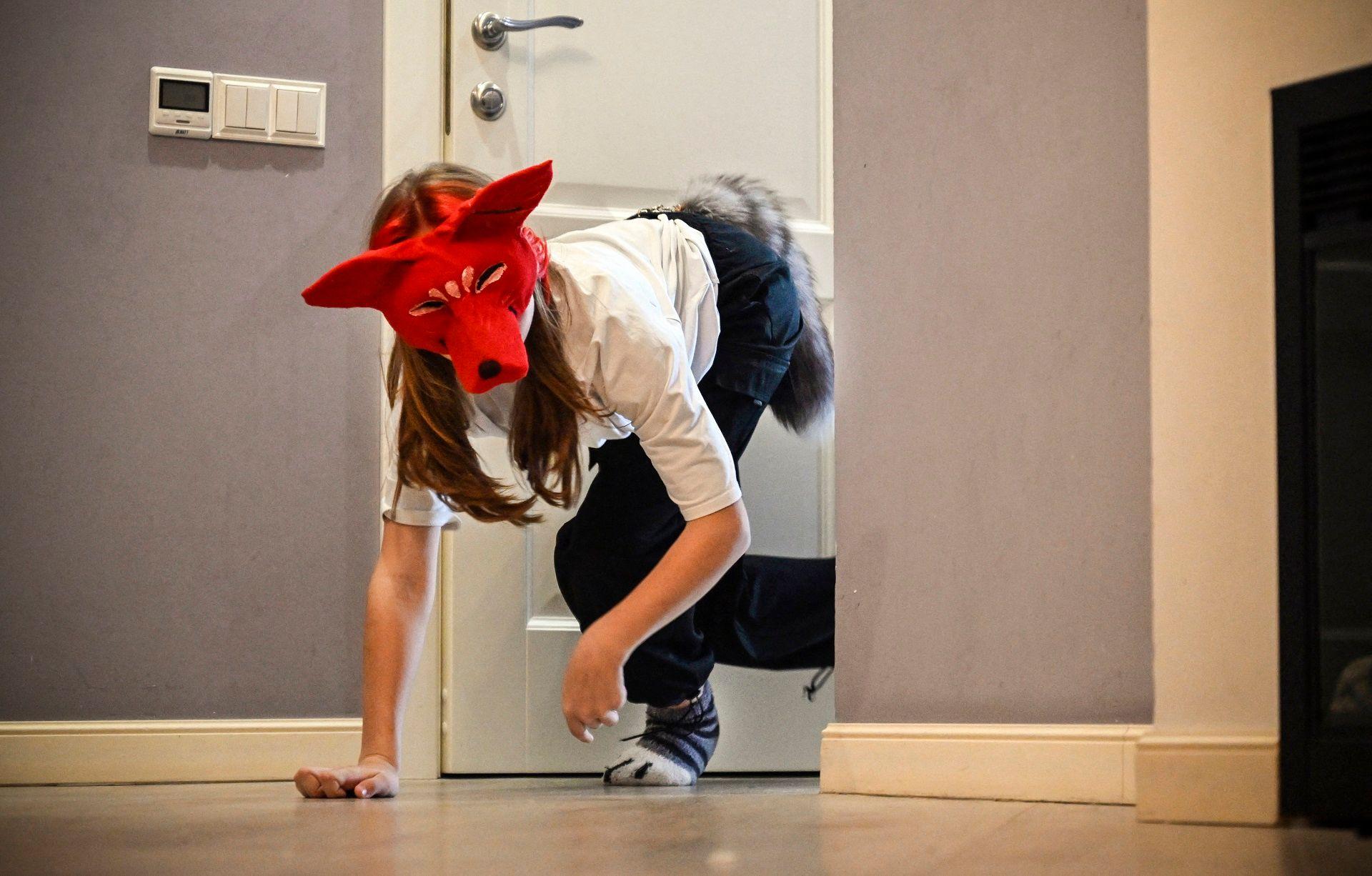 Da li je kvadrobik pretnja po čovečanstvo ili budućnost atletike 1 Tinejdžer nosi na glavi crvenu masku životinje i hoda četvoronoške