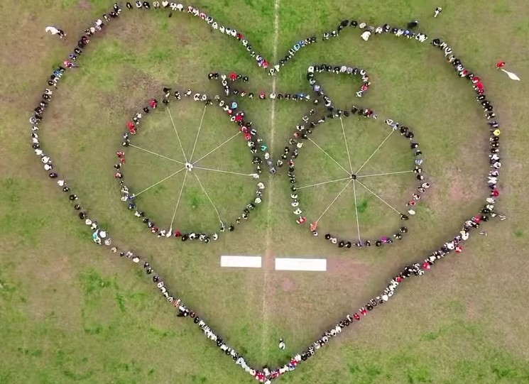 “Ko pumpa taj ne skita, već stiže u Strazbur”: Veličanstveni performans u znak zahvalnosti studentima (VIDEO) 1