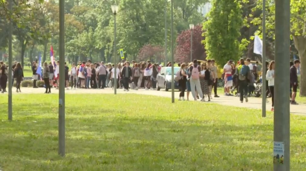 Beogradski srednjoškolci u blokadi pešače u Novi Sad na veliki protest (VIDEO) 1