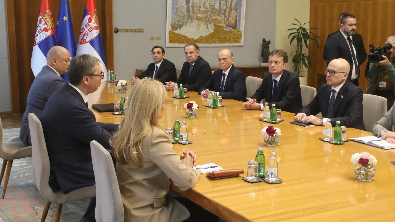 Predsednik Vučić sa članovima vladajućeg SNS-a i koalicionim partnerima