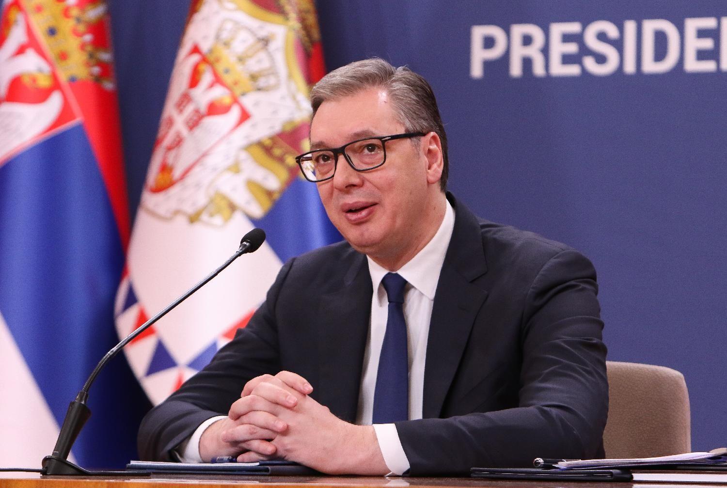 Vučić predložio Đura Macuta za mandatara 1 Muškarac sedi u odelu i gleda u daljinu