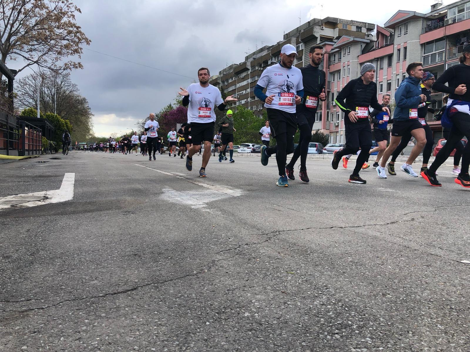 Rekordan broj učesnika, susnežica i 'Pumpaj': Beogradski maraton u fotografijama 5 Trkači u Beogradu