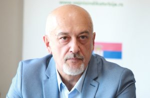 Anesteziolog i član Zbora zdravstvenih radnika Srbije Rade Panić smatra da ne postoji mera koju bi ministar zdravlja Zlatinor Lončar mogao da primeni, a da je moguća, da bi se liste čekanja eliminisale. Kako kaže za Danas, nema dovoljnog broja izvršilaca, ni mesta u bolnicama da bi se to uradilo, a već se radi vanredno, prekovremeno u dužem vremenskom intervalu, a liste su i dalje tu.