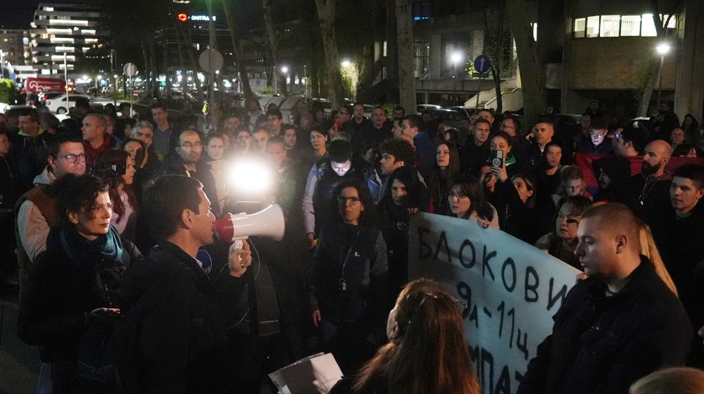 Tužilaštvo o privođenju učesnika protesta na Novom Beogradu: Dve osobe zadržane zbog nasilničkog ponašanja 1