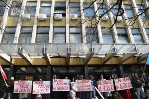 Pokret slobodnih građana (PSG) zatražio je danas obustavu postupka protiv svojih i aktivista grupe STAV zbog "zloupotrebe bezbednosnog aparata i nezakonitog prisluškivanja prostorija i članova PSG".