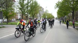 Šest biciklista iz Novog Sada krenulo na protest "lli oni ili mi" u Novi Pazar: Među njima studenti 1