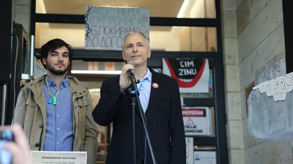 "Medicinski fakultet pokrenuo postupak protiv profesora Milana Ćirića jer je prekinuo nastavu zbog 16 minuta tišine za žrtve u Novom Sadu": Slobodni univerzitet u Nišu 1