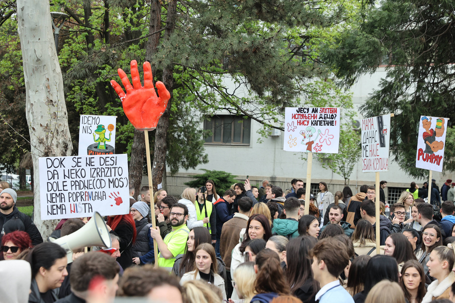 Protest ispred Medicinskog fakulteta u Nišu: Studenti najavili bojkot onlajn nastave 2