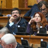 Šta objavljuju poslanici na mrežama dok se u Skupštini predstavlja vlada Đure Macuta? 2