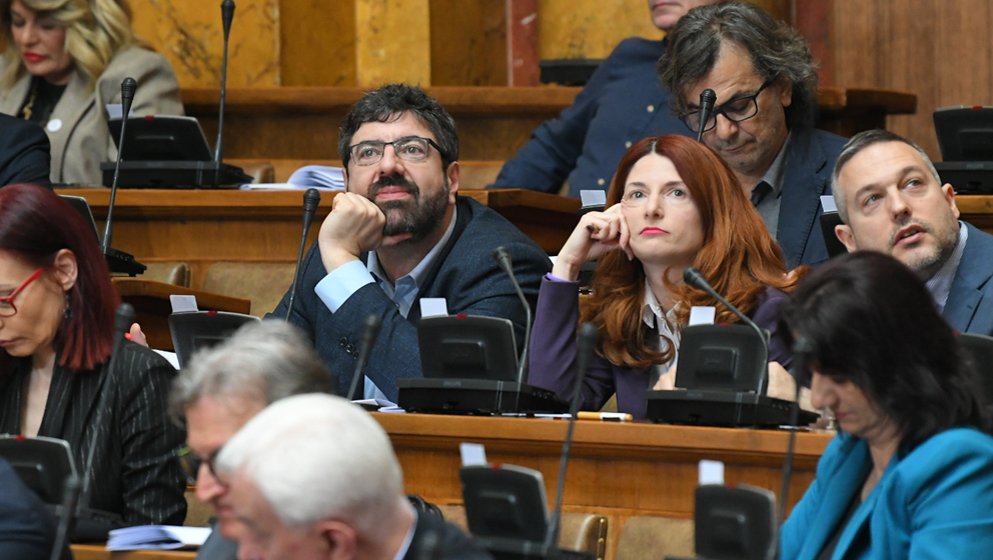 Šta objavljuju poslanici na mrežama dok se u Skupštini predstavlja vlada Đure Macuta? 1