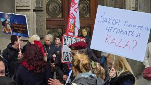 Nekoliko desetina roditelja dece sa autizmom okupilo se danas na Svetski dan autizma ispred Vlade Srbije, gde su pročitali zahteve upućene donosiocima odluka, čije bi ispunjenje umnogome olakšalo život deci i roditeljima, a nakon toga su krenuli do Trga Republike.