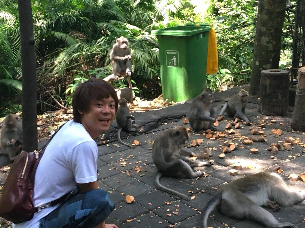 Da li je kvadrobik pretnja po čovečanstvo ili budućnost atletike 6 Muškarac pored majmuna