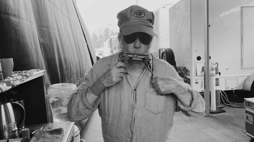 Nežnija strana Nila Janga u novom filmu 2 Nil Jang