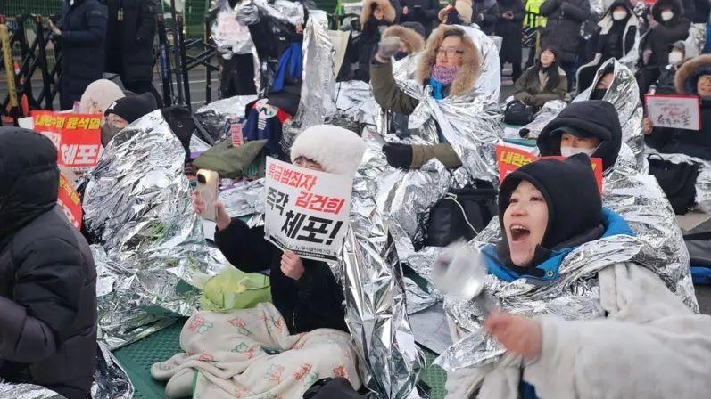 Ustavni sud izglasao opoziv predsednika Južne Koreje 4 Protivnici Juna i vladajuće stranke, koji su se takođe okupili ispred rezidencije, radovali su se njegovom hapšenju