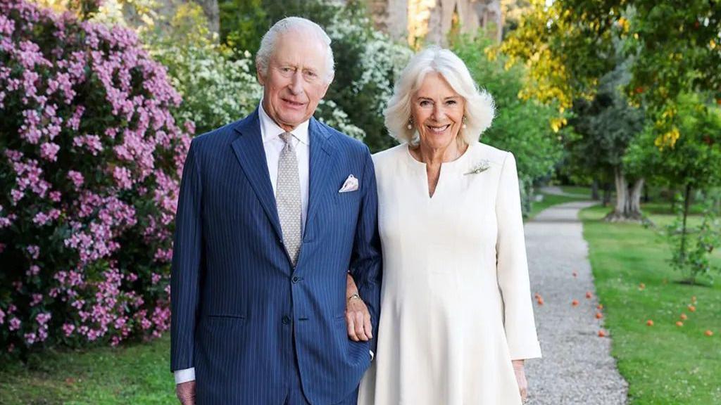 Britanski kraljevski par u Italiji na godišnjicu braka: Pica, đelato, salute amići 7 Kralj Čarls Treći i kraljica Kamila u bašti Vile Volkonski, rezidencije britanskog ambasadora u Rimu