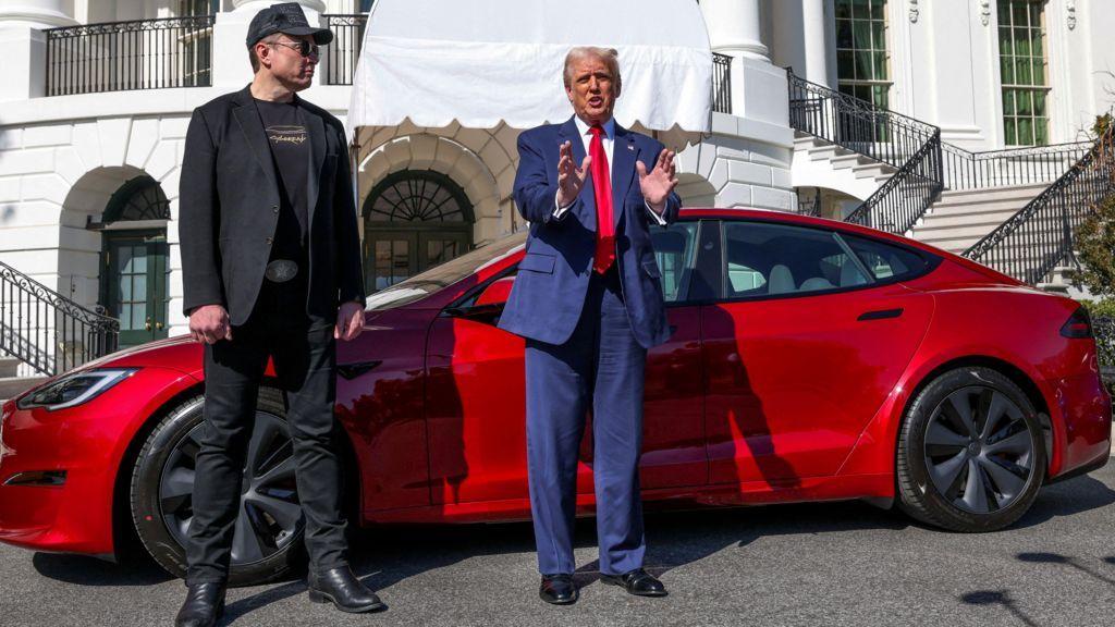 Tramp i Mask ispred bele kuće