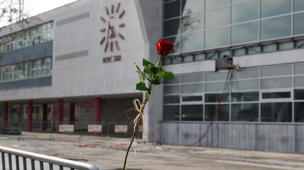Ignorisanjem potiskuju sećanja na tragediju: Kako izgleda dan na železničkoj stanici u Novom Sadu? 10