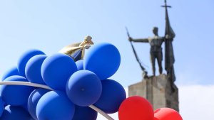 Nastavnici Osnovne škole "IV kraljevački bataljon" protestovali su danas zbog odluke ministra prosvete Dejana Vuka Stankovića da smeni direktorku te škole Marinu Vučinić.