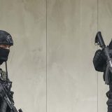 Koja obeležja su nosili policajci koji su sprečili hapšenje Milorada Dodika? 5