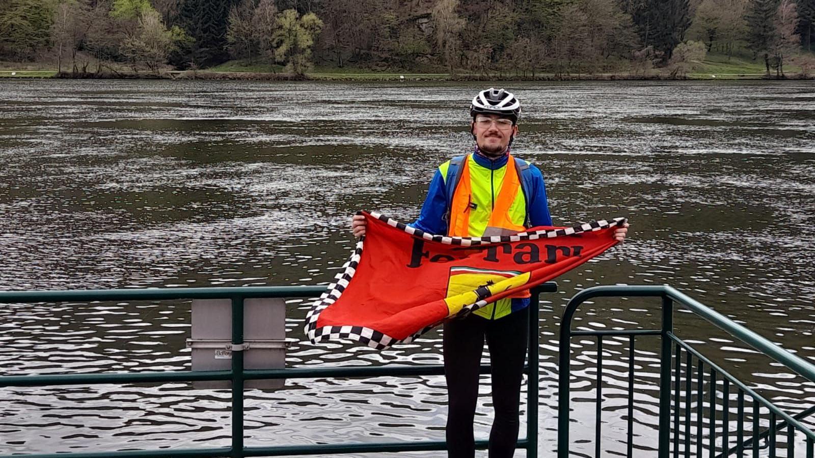Ferari zastava - priča druga: Na putu za Strazbur sa studentima biciklistima 1 Studenti na putu ka Strazburu, studenti biciklisti, Ferari zastava