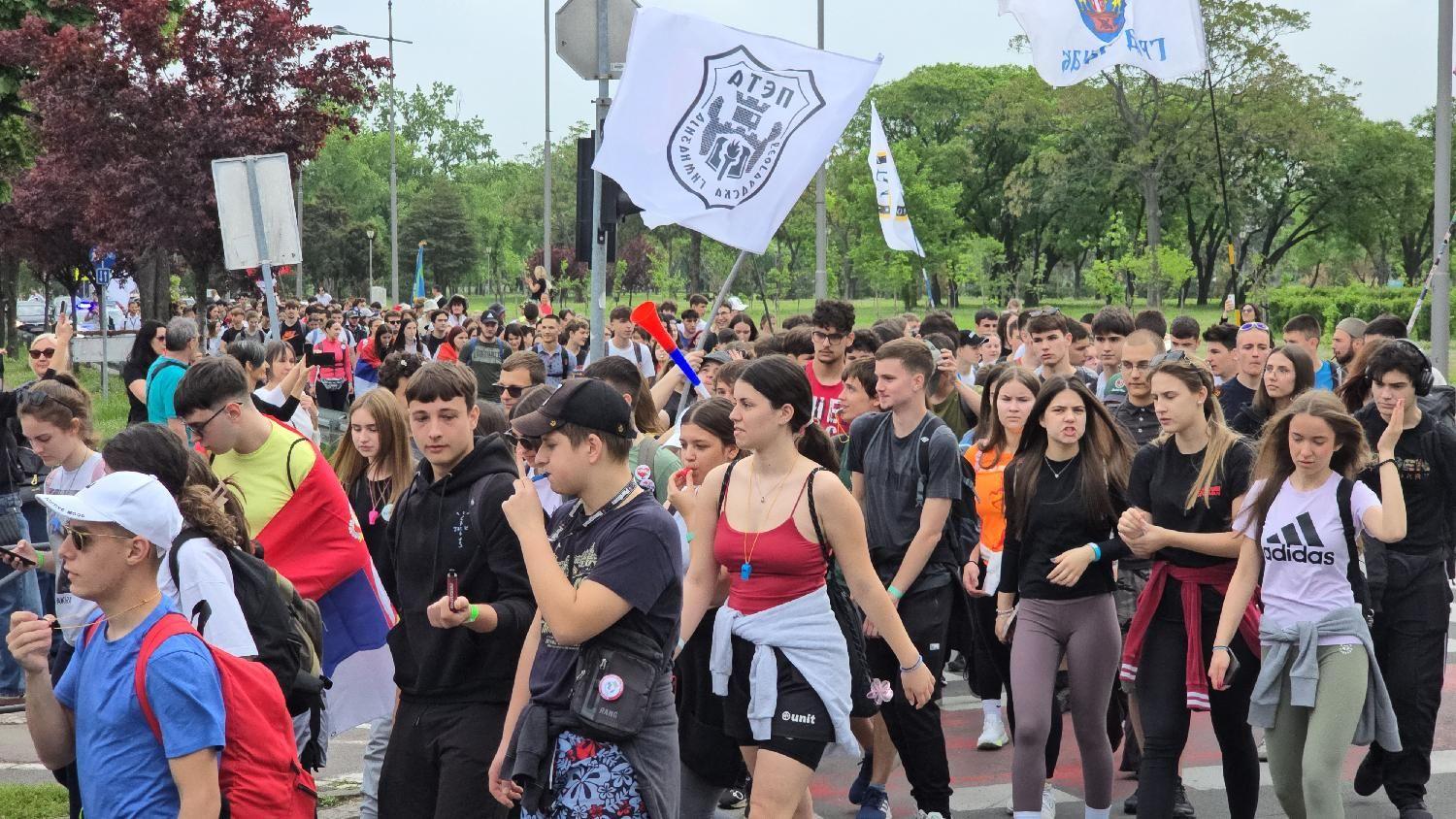 'Onlajn nije rešenje': 16 minuta tišine i blokada raskrsnice za početak protesta srednjoškolaca u Novom Sadu 3 Srednjoškolci krenuli pešice ka Novom Sadu