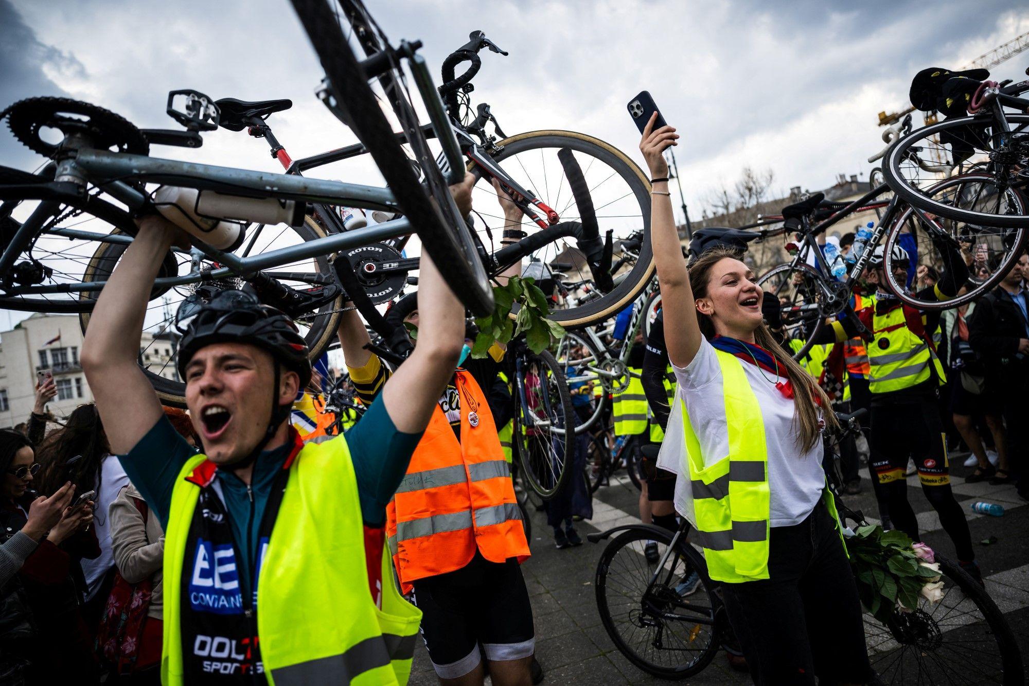 Studenti biciklisti nakon istorijskog dočeka u Beču nastavili put: "Niko ne priznaje da je umoran, pedaliramo dalje" 2 Studenti biciklisti nakon istorijskog dočeka u Beču nastavili put: "Niko ne priznaje da je umoran, pedaliramo dalje" 2