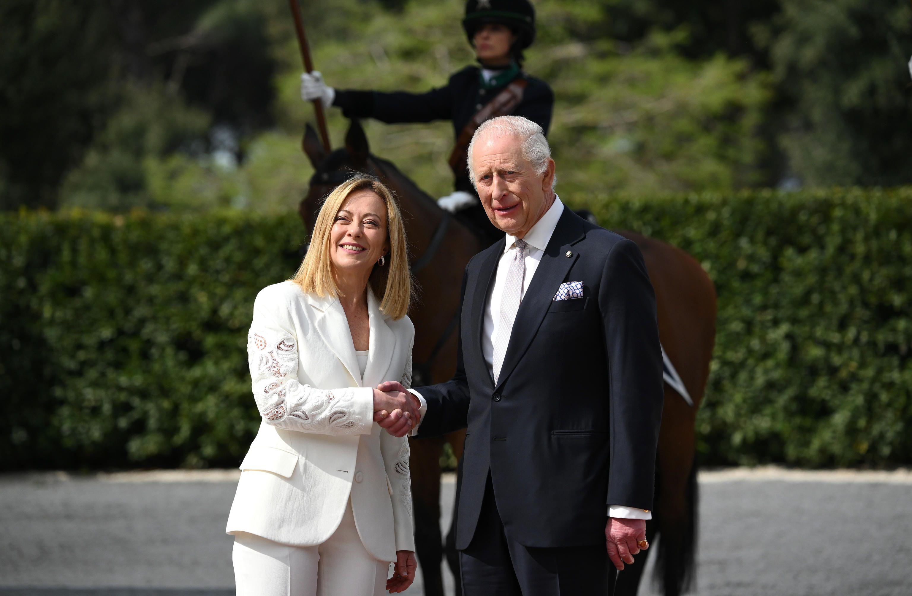 Britanski kraljevski par u Italiji na godišnjicu braka: Pica, đelato, salute amići 5 đorđa meloni, kralj čarls