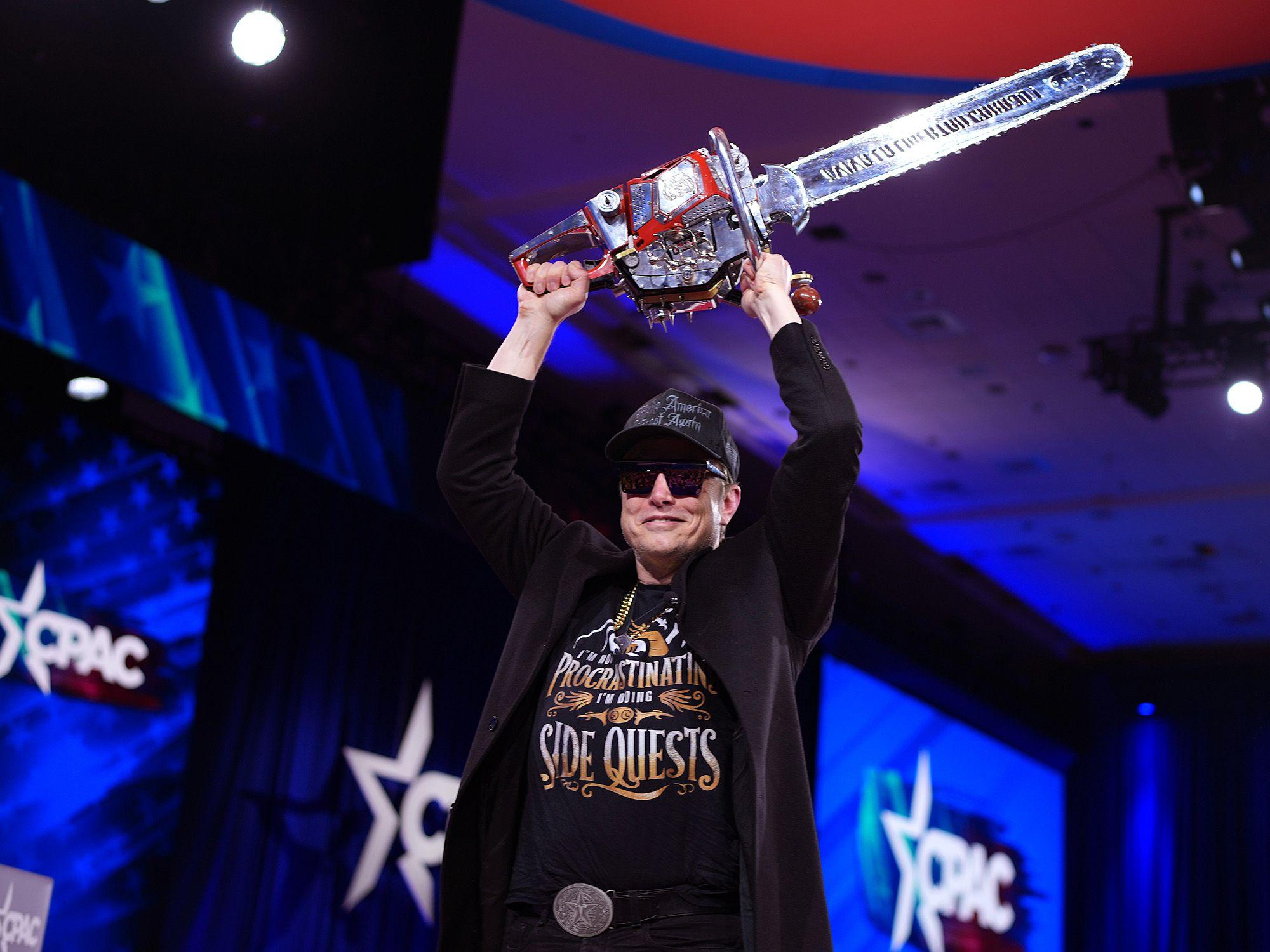 Ubrzano preobraženje nacije: 100 dana Trampove vlasti 3 Ilon Musk silazi sa bine noseći motornu testeru nakon govora na Konferenciji konzervativne političke akcije