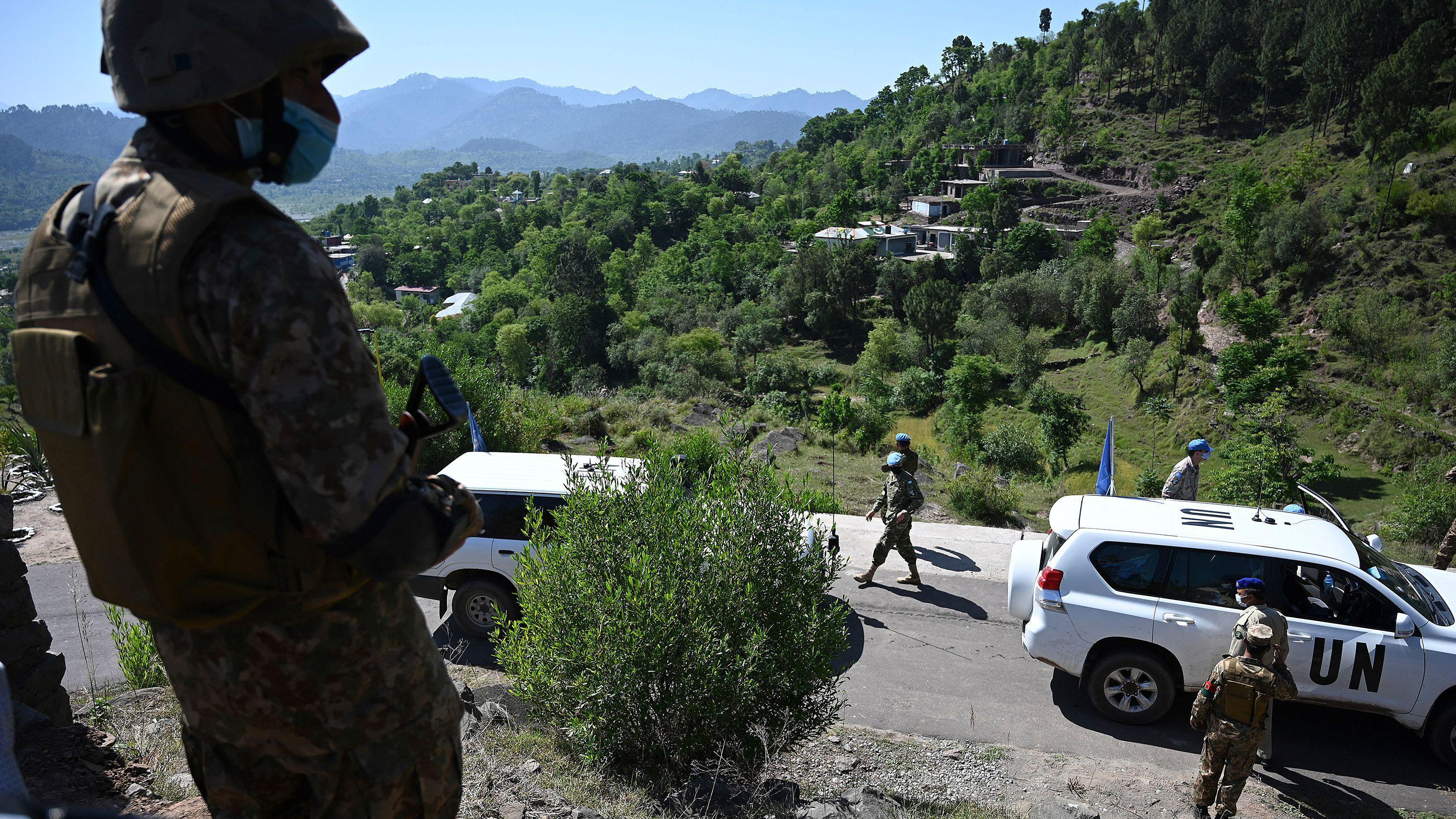 Zašto su u Kašmiru izbili neredi 3 Pakistanski vojnik čuva stražu na položaju dok vozila sa vojnim posmatračima pristižu da bi posetili Liniju kontrole