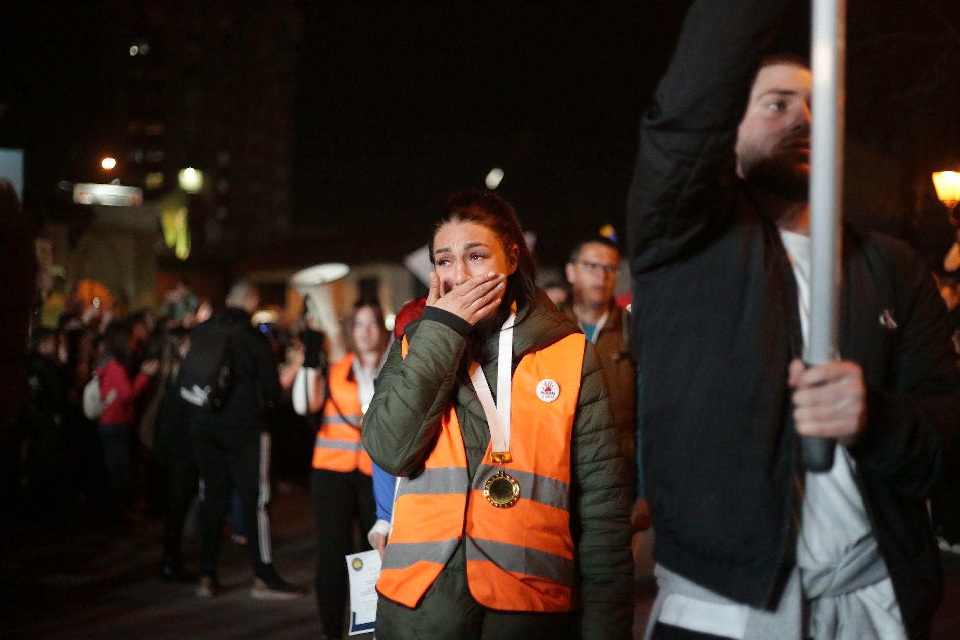 U Beogradu „Ne damo Srbiju", u Novom Pazaru „Sloboda vlada čaršijom" 1 Studentkinja na dočeku u Novom Pazaru