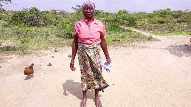 Da li svi treba da primaju univerzalni osnovni dohodak 2 Kadi, korisnica novčanih donacija u Keniji, kaže da joj je program dao „osećaj pripadnosti”