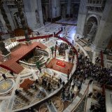 U fotografijama: Vernici se opraštaju od pape Franje 3